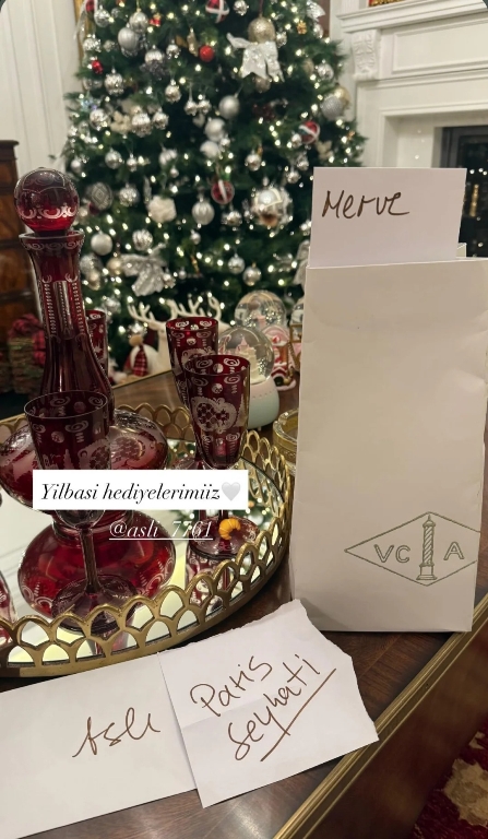 Y�lba�� Öncesi Paris'te Ba�ba�a A�k Tezelediler, Y�lba��'n� Ailece Kar��lad�lar